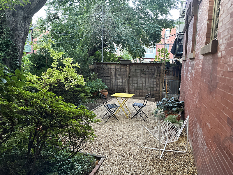 Francisville historic carriage house gets sharpened garden beds and a true Schottergärten vibe.